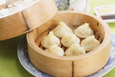 想學(xué)面點(diǎn)制作嗎？來(lái)保定玉蘭香廚師學(xué)校吧！